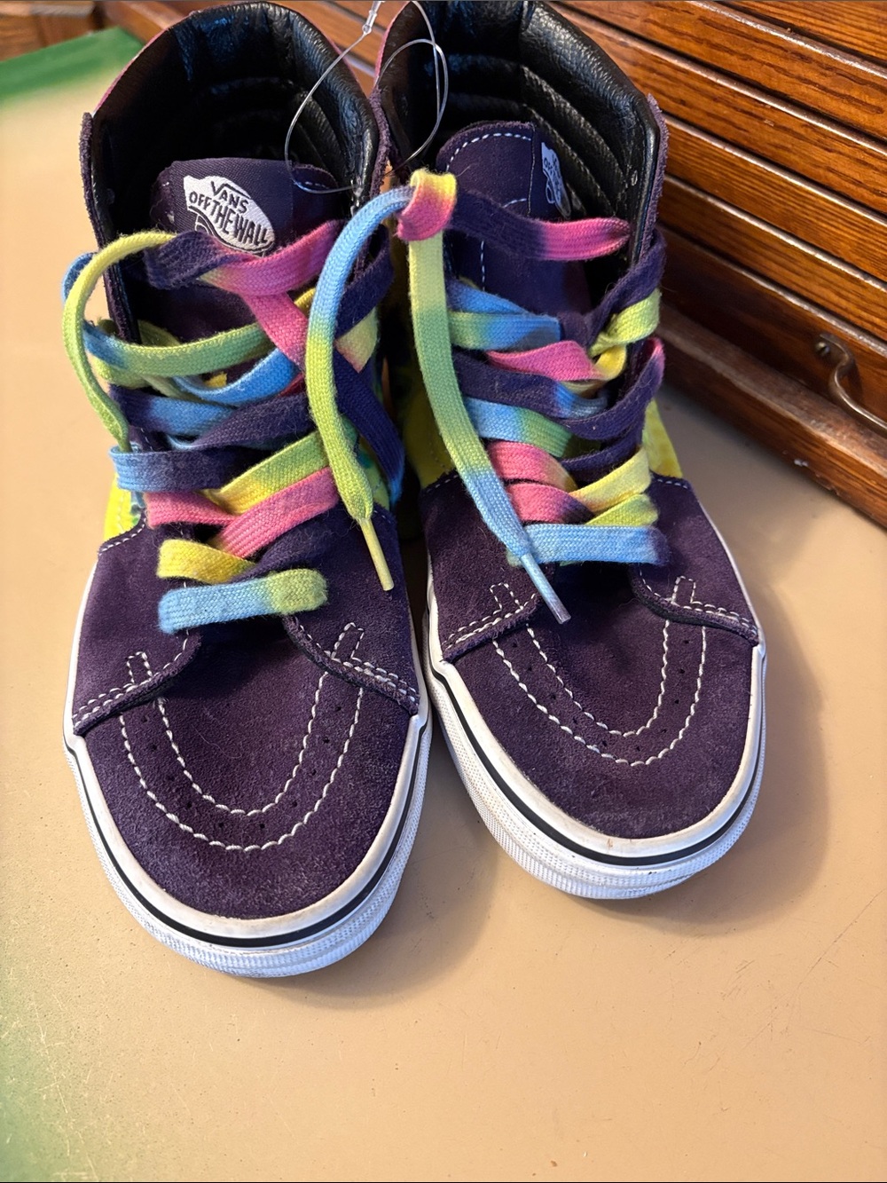 Vans men’s size 5.5 women’s size 7. Purple High-Top Sneakers with Rainbow Laces
